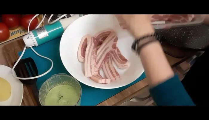 Marina la panceta y las patatas: Coloca los filetes de panceta en un recipiente con las patatas semi-cocidas. Añade la marinada y mezcla bien para que se impregnen. Deja reposar durante 15 minutos.