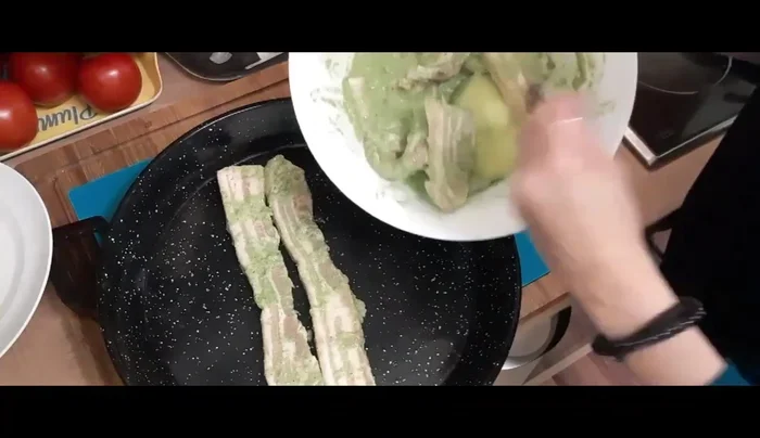 Hornea: Precalienta el horno a 200 grados con calor arriba y abajo. Coloca la panceta y las patatas en una bandeja apta para horno. Añade un poco más de aceite de oliva a la marinada restante y vierte sobre la carne y las patatas. Reduce la temperatura del horno a 180 grados. 