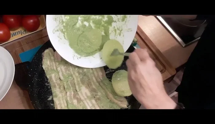 Cocina: Hornea hasta que la panceta esté dorada por ambos lados (aproximadamente 30 minutos). Dale la vuelta a la mitad del tiempo de cocción.