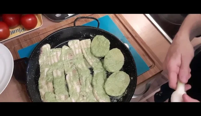 Decoración y presentación: Antes de sacar del horno, coloca las partes blancas de la cebolleta en rodajas por encima de la panceta y las patatas. Esto ayudará a mantener la jugosidad de la panceta.