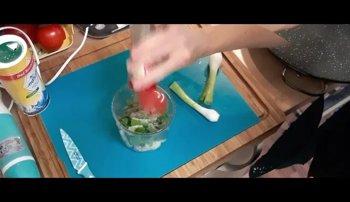 Prepara las patatas: Pela las patatas y cocínalas en el microondas durante 10 minutos hasta que estén semi-cocidas. 