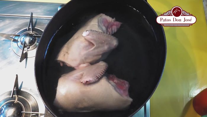 Sumergir las cuatro piezas de pato en agua fría con hojas de laurel, cebolla, pimiento dulce y sal durante 1 hora o 1 hora 15 minutos (103.72).
