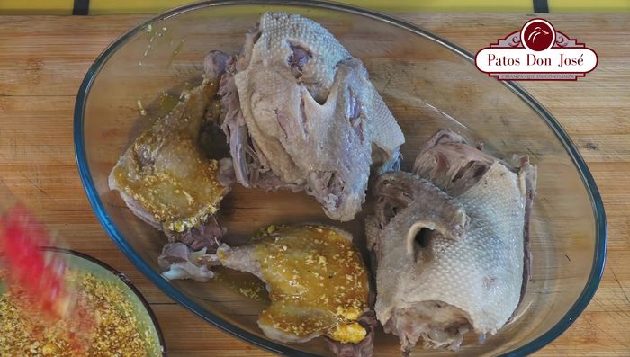 Untar la mezcla sobre el pato por todos lados (247.99).