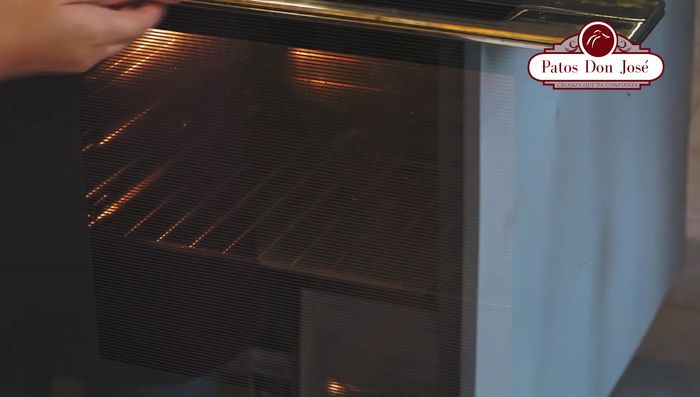 Hornear el pato durante 20 minutos, luego revisar y hornear hasta obtener el dorado deseado (263.71). Repetir la operación de pintar con la mezcla 2 o 3 veces (312.149).