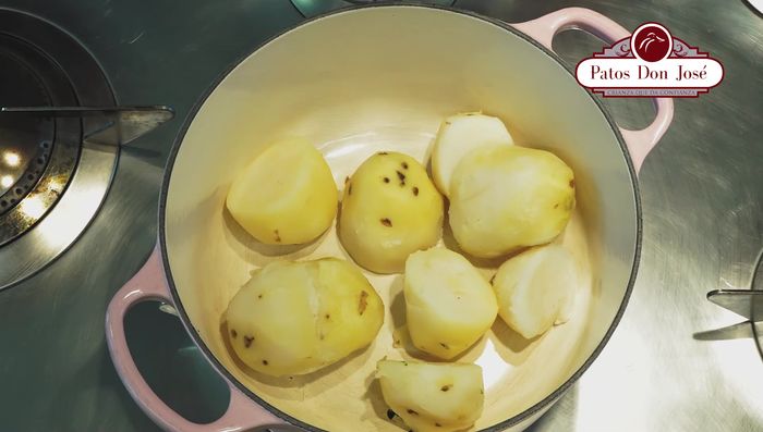 Mientras tanto, preparar el puré de papa: cocer papas, pelarlas y hacer puré con leche, mantequilla y sal (277.919).