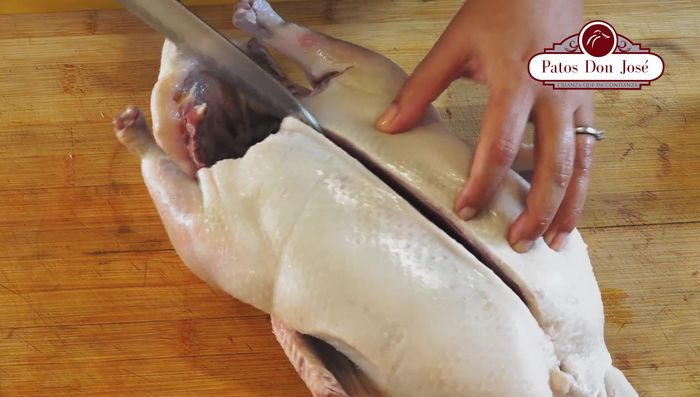 Retirar el exceso de grasa del pato y cortarlo en cuatro partes: piernas y pechugas (45.67).