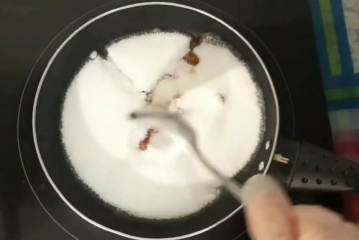 Remover el caramelo hasta que se caramelice el azúcar y se disuelvan los granitos, obteniendo un líquido fino. Cuidado con quemarlo.