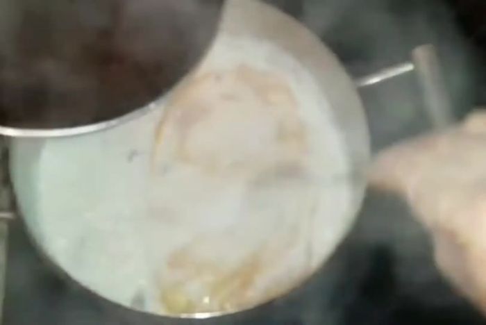 Cuando el arroz esté listo, añadir el caramelo poco a poco, removiendo constantemente para evitar quemaduras.
