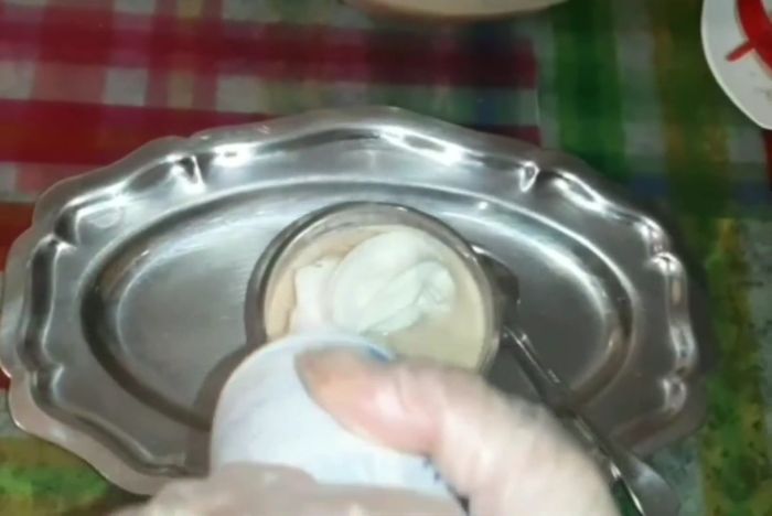 Servir y decorar con nata montada, canela, cacao en polvo, o lo que prefieras.