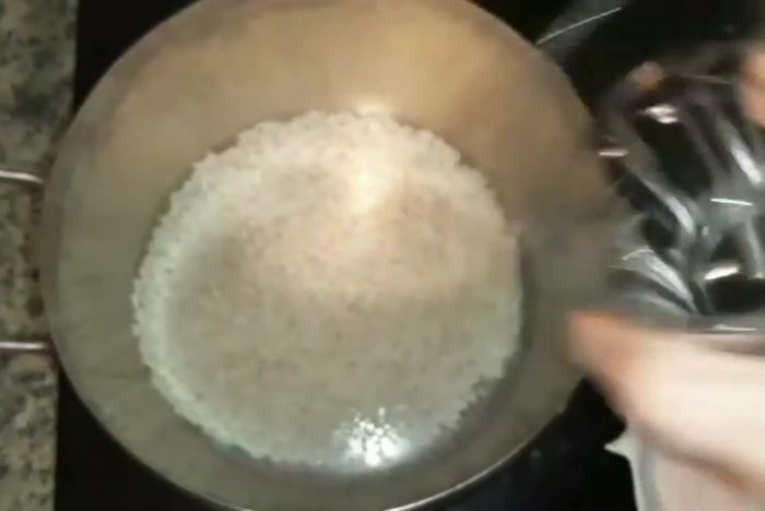 En una olla o cazo, ponemos el vaso de arroz, una pizca de sal, el clavo de olor (opcional) y la canela al gusto.