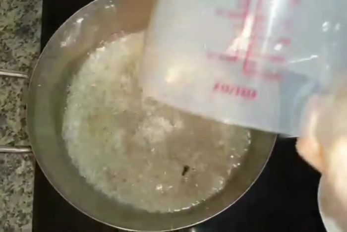 Añadimos los dos vasos de agua.