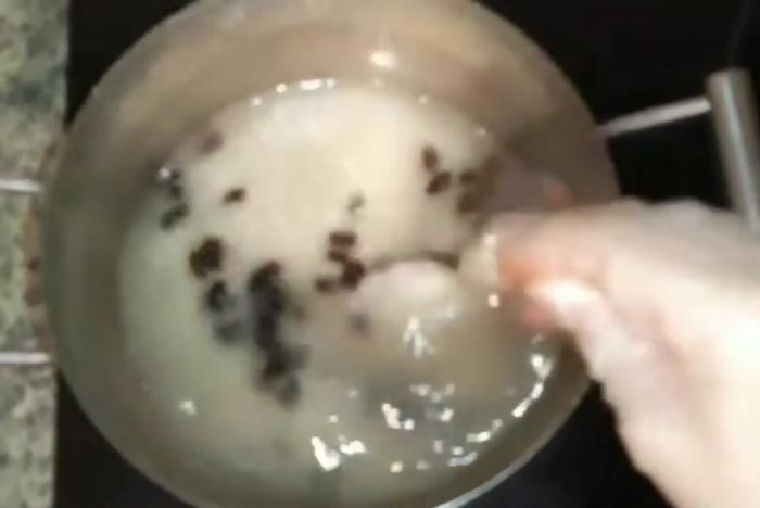 Mezclamos, tapamos y dejamos cocer hasta que evapore el agua.