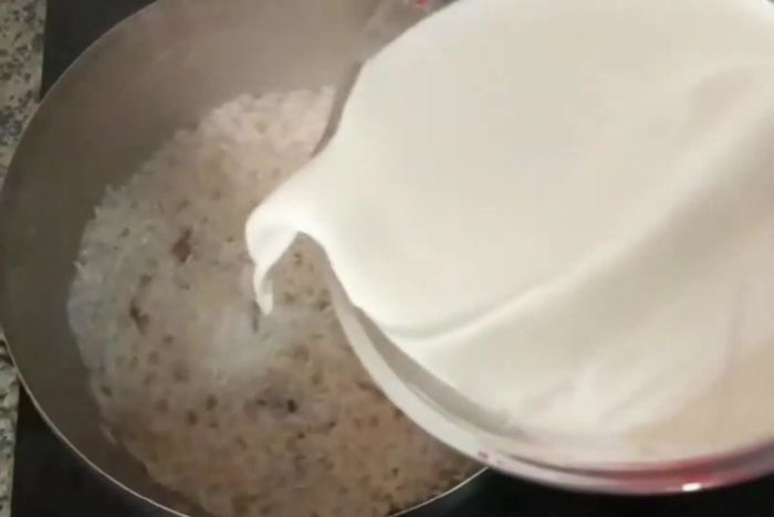 Una vez que el agua se haya evaporado, agregamos los tres vasos de leche.