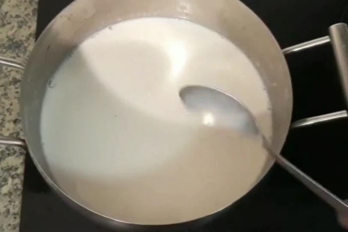 Mientras el arroz se cocina, preparamos el caramelo. En una sartén o cazo, ponemos a calentar el vaso de azúcar a fuego medio. No remover hasta que empiece a burbujear por debajo.
