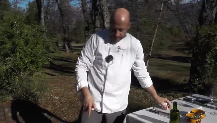 Precalentar la parrilla a fuego fuerte. Untar las rejillas con aceite para que el pescado no se pegue.