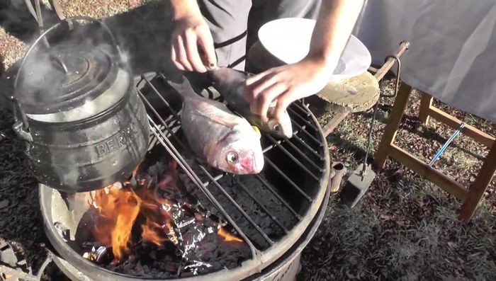 Colocar los pescados en la parrilla caliente. Cocinar el jurel durante 10 minutos y el besugo durante 12-15 minutos, volteando a la mitad.