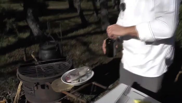 Cortar las papas en trozos.