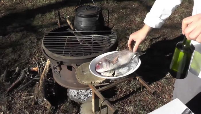 Limpiar los pescados (besugo y jurel), quitando escamas y agallas. Hacer unos cortes en la piel para evitar que se peguen a la parrilla.