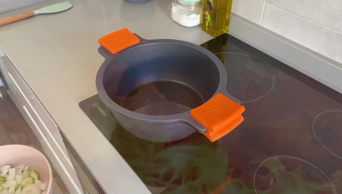 Ponemos una cazuela al fuego con un poquito de aceite y sofreímos la cebolla.