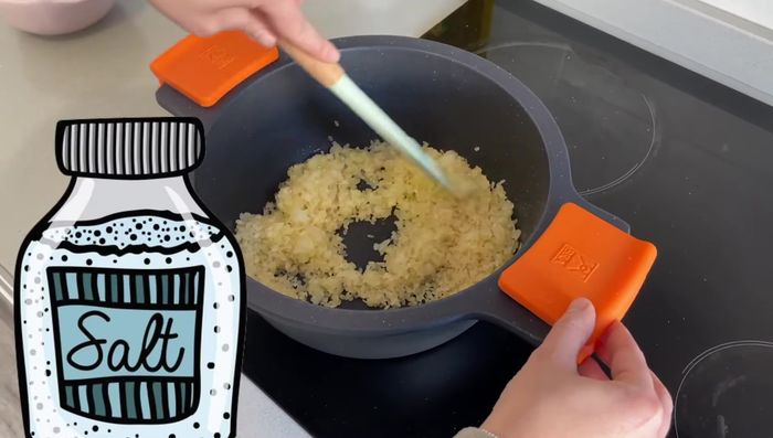 Añadimos un poco de sal, mezclamos y agregamos el agua (dos partes de agua por cada una de arroz).