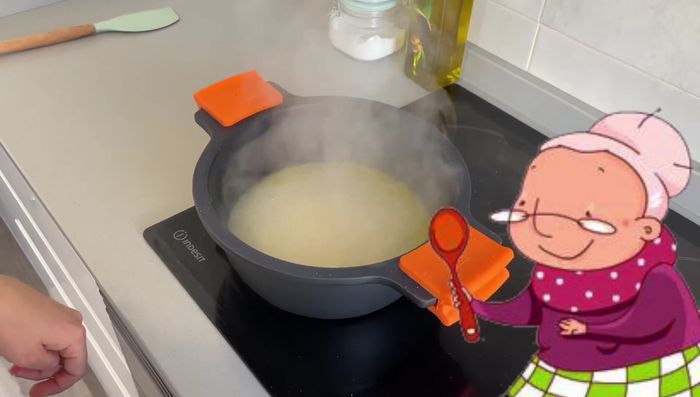Bajamos el fuego a medio, tapamos y dejamos cocinar 4 minutos más.