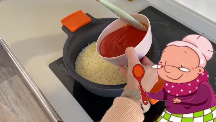 Una vez reposado, añadimos el tomate y mezclamos.