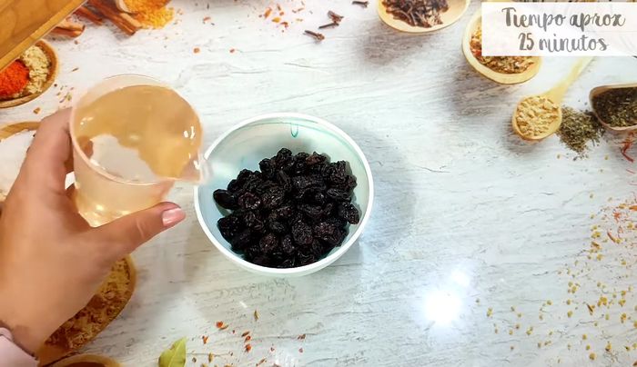 Mientras tanto, hidratar las pasas cubriéndolas con agua.