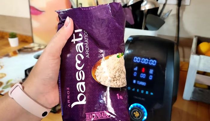 Una vez el agua hierva, añadir el arroz basmati al robot de cocina. Cocinar durante 16 minutos a velocidad 0, 100 grados y potencia 3.