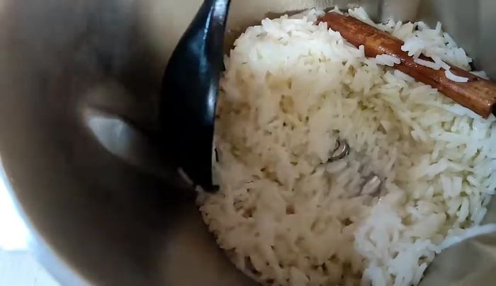 Retirar el ajo y la canela del arroz cocido.