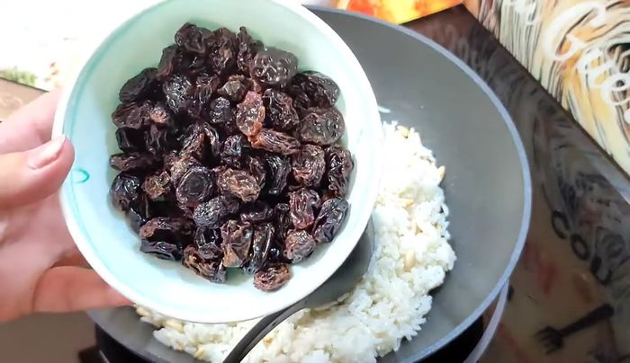 Incorporar las pasas hidratadas y escurridas al arroz.