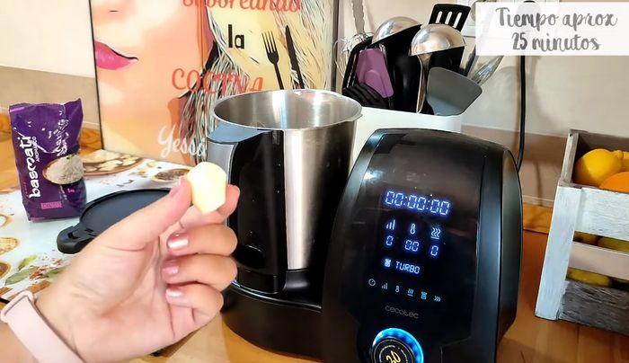 Calentar el agua en el robot de cocina con el ajo, la canela y el aceite de oliva. Programar 7 minutos a velocidad 0, 100 grados y potencia 10. (Cancelar antes si el agua hierve antes)