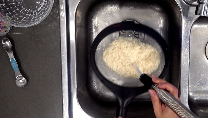 Lavar el arroz hasta que el agua salga clara. [110.759]