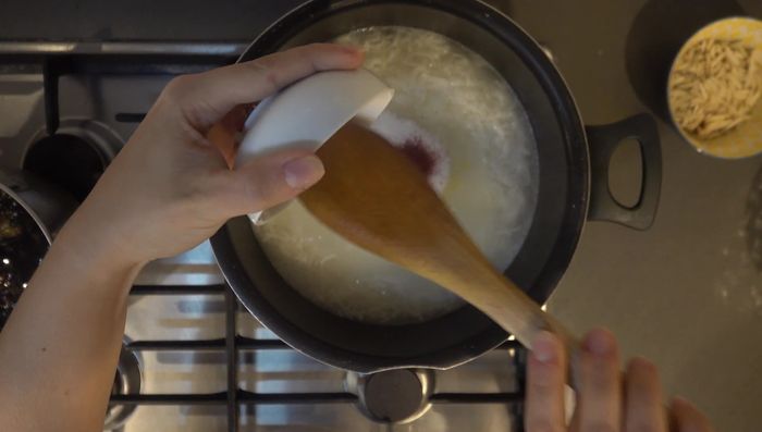 Agregar el azúcar y el azafrán. Revolver bien y continuar cocinando, removiendo constantemente para evitar que se pegue. [154.56]