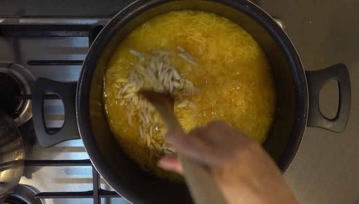 Incorporar las almendras fileteadas. Cocinar por otros 30 minutos, removiendo ocasionalmente. [187.739]