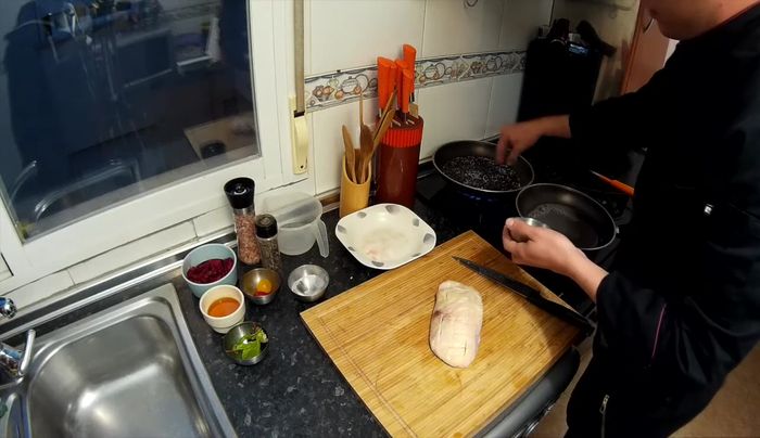 Marcamos el magret de pato: Calentamos una sartén a fuego muy fuerte. Sin aceite, añadimos el magret por el lado de la piel, para que se dore bien. Añadimos un poco de brandy (147.91).