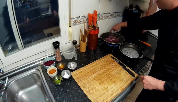 Cocinamos el magret: Una vez dorada la piel, damos la vuelta al magret y cocinamos hasta que esté al punto deseado (245.96).