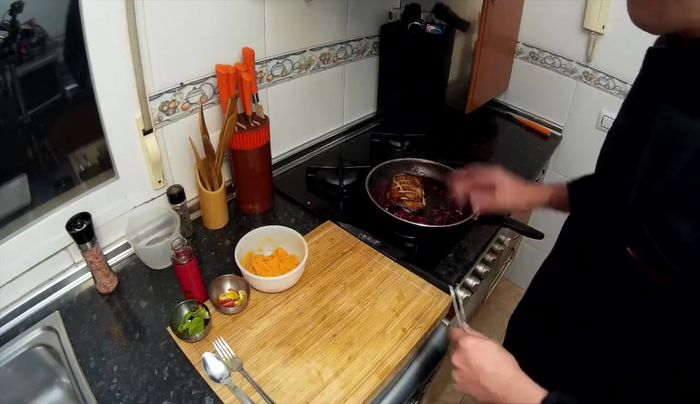 Preparamos los tomates cherry: Cortamos los tomates cherry en cuartos y los salteamos con un poco de aceite durante 3 minutos (464.38).