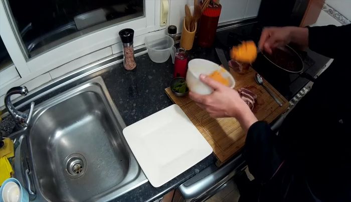 Montaje del plato: Colocamos el boniato en el plato como base. Sobre el boniato, colocamos el magret de pato cortado en finas lonchas (516.69). Añadimos la salsa de frambuesa y los tomates cherry.