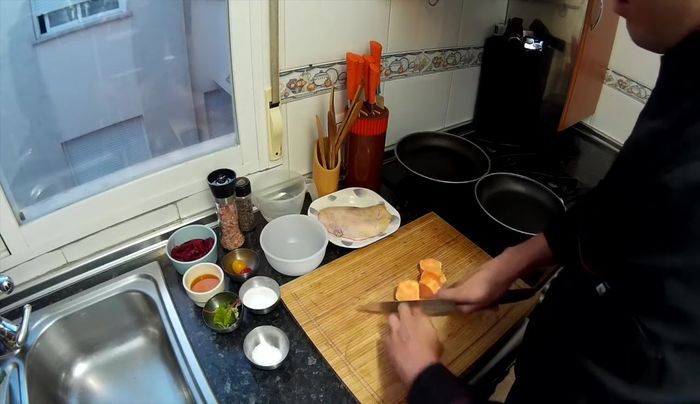 Preparamos el boniato: Pelamos y cortamos en dados. Añadimos sal, un poco de agua y cocinamos en el microondas a máxima potencia durante 5 minutos (75.71).