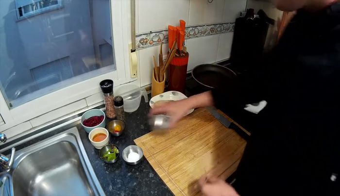 Preparamos la salsa de frambuesa: En una sartén, ponemos el azúcar y un poco de agua. Cocinamos a fuego lento para caramelizar el azúcar, evitando que se queme (84.09). Añadimos las frambuesas y el brandy. Reservamos (21.71).