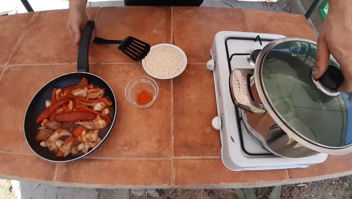 Añadir el caldo (preparado previamente en la olla) a la paellera.