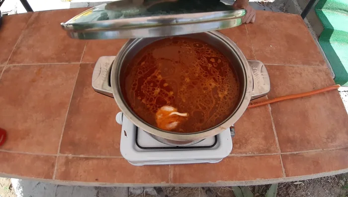 Una vez cocido, retirar del fuego y pasar a la paellera sobre el sarmiento.