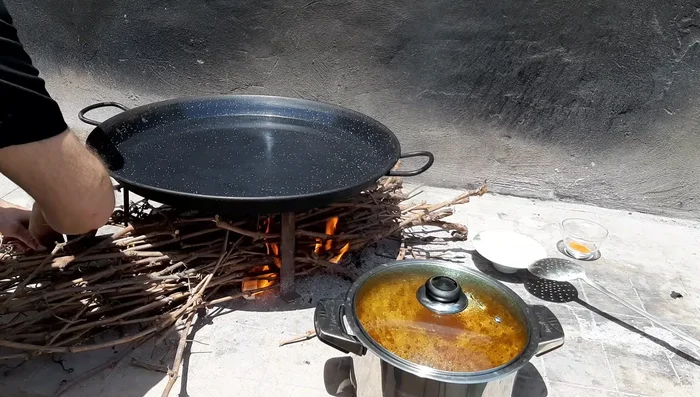 Extender el fuego para cocinar sobre el sarmiento.