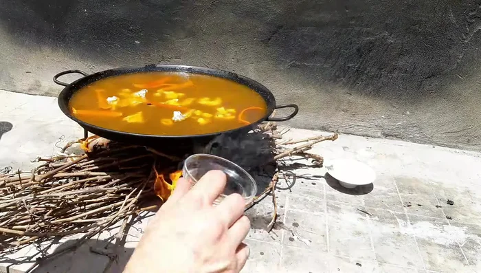 Añadir el sazonador de paella.