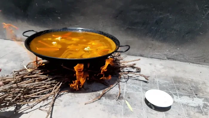 Una vez que hierva, agregar el arroz.