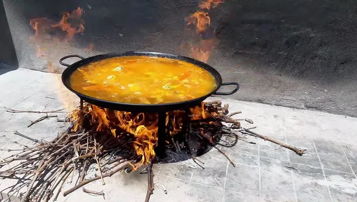 Cocer hasta que el líquido se evapore y el arroz esté en su punto.