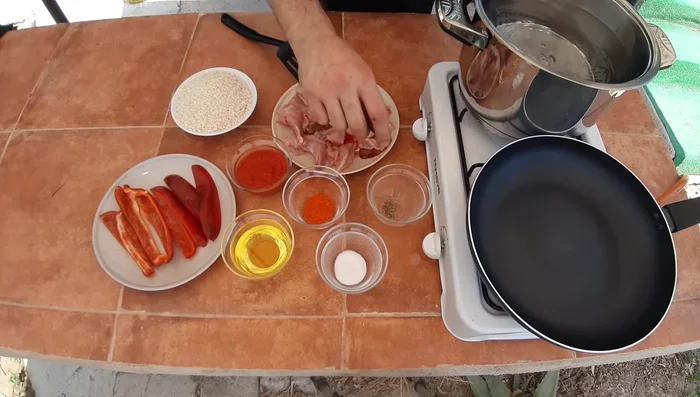 En una olla, empezar con agua, una cabeza de ajo y pimienta.