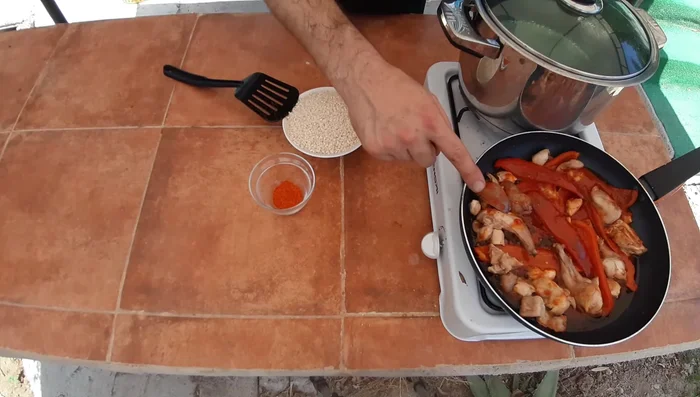 Cocinar el conejo y el sofrito unos 2 minutos.