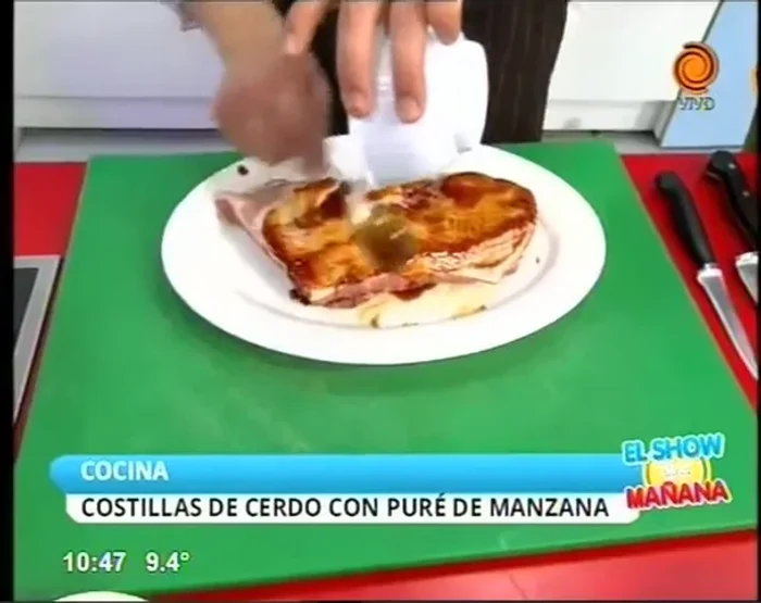 Hornear las costillas: Precalentar el horno. Colocar las costillas en una bandeja apta para horno y hornear hasta que estén tiernas y ligeramente doradas (tiempo de cocción aproximado: 1 hora 30 minutos) (207.59).