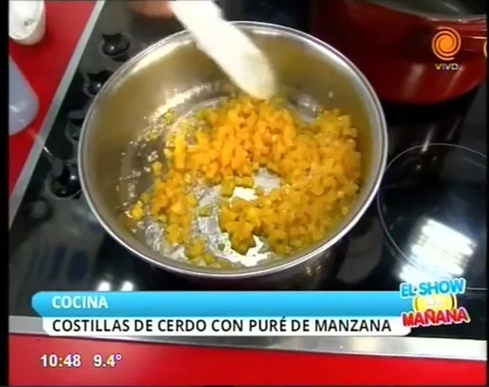 Cocinar el puré: En una sartén con aceite, sofreír la cebolla y el pimiento hasta que estén tiernos. Agregar las manzanas y cocinar hasta que estén blandas. Si es necesario, agregar caldo o vino blanco para facilitar la cocción. Una vez cocidas, formar un puré natural (282.4).